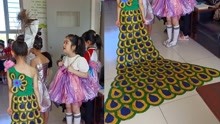惊艳到了！小学举办环保时装秀，家长巧手做出“高定孔雀礼服“