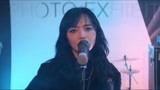 《摇滚狂花》姚晨在艺术展唱摇滚