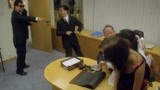 《超级整蛊霸王》：朱茵在办公桌上“跳舞”这段，太性感妩媚了！