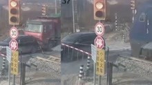 看得心惊！小车被货车顶进铁路道口，不立即挪车还反复徘徊险被撞