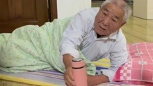 53岁女儿阳了，78岁老父亲不放心睡在门口守护，网友：父爱如山