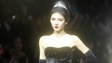 张予曦上海时装周走秀！黑礼裙造型气质佳，舞台上美到发光
