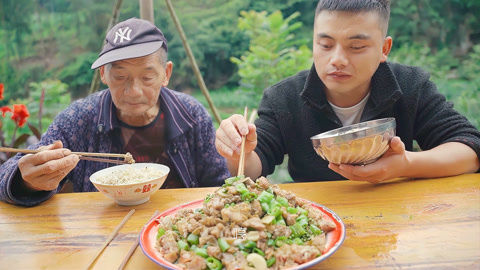 去伯伯家雞圈捉了一隻雞,配上青花椒和二荊條,這也太開胃了